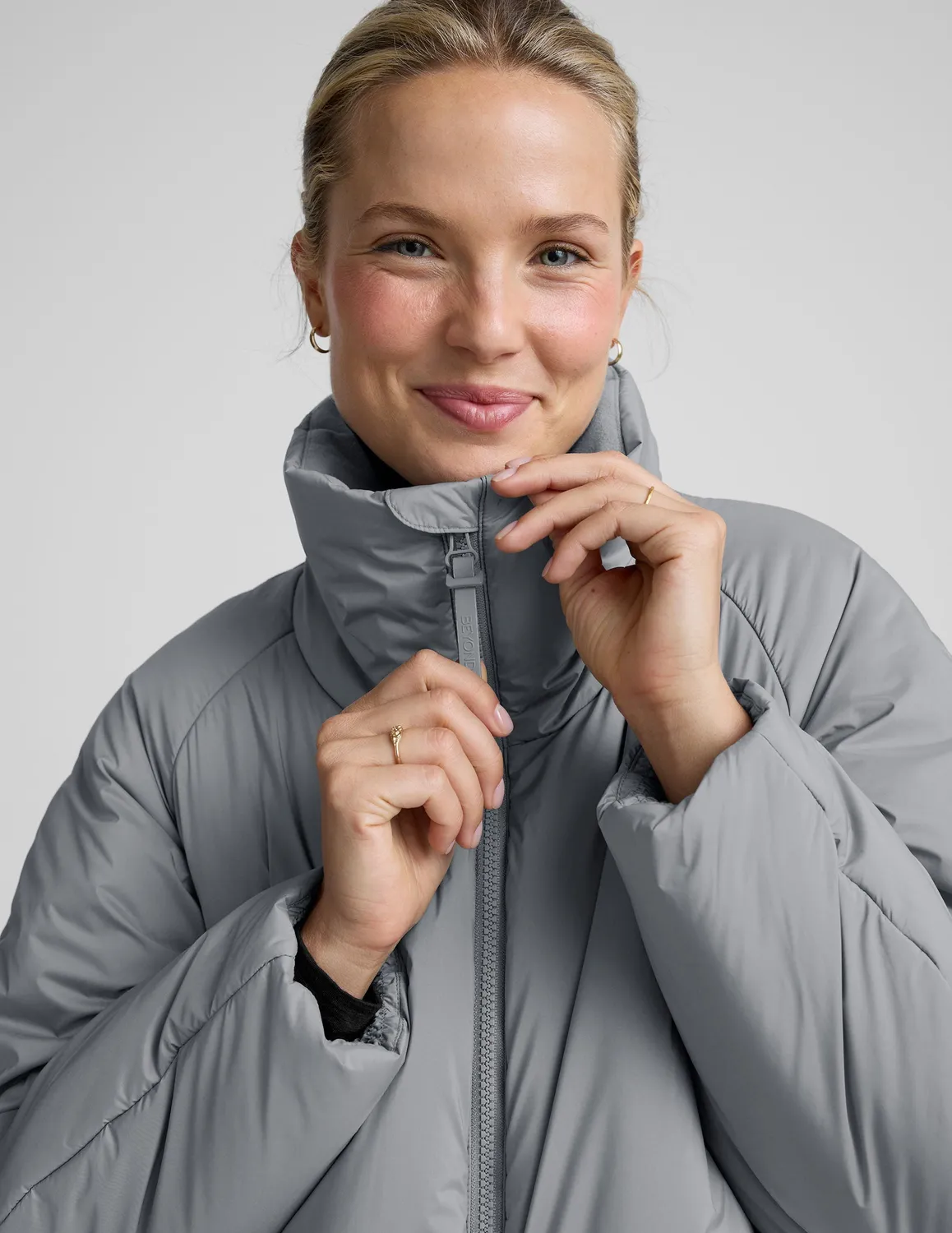 Beyond Yoga Warm Up Puffer jacka stormgrå vattenavvisande