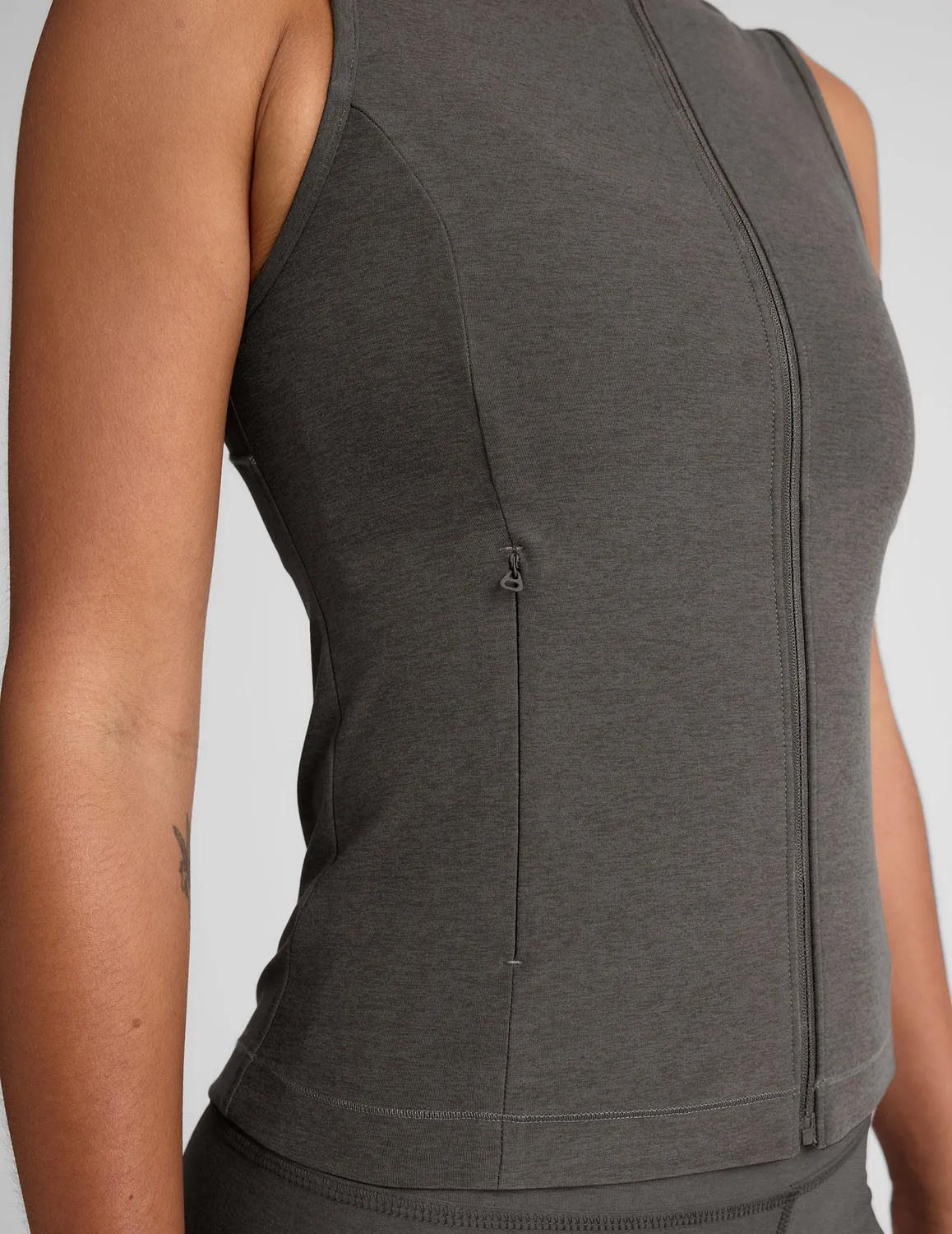 Beyond Yoga Venice Zip-Front Vest träningsväst true gray heather tight