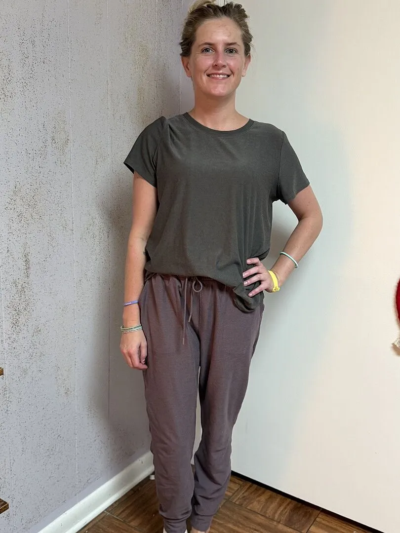 Beyond Yoga Featherweight On The Down Low Tee t-shirt Dusty Forest Heather grön