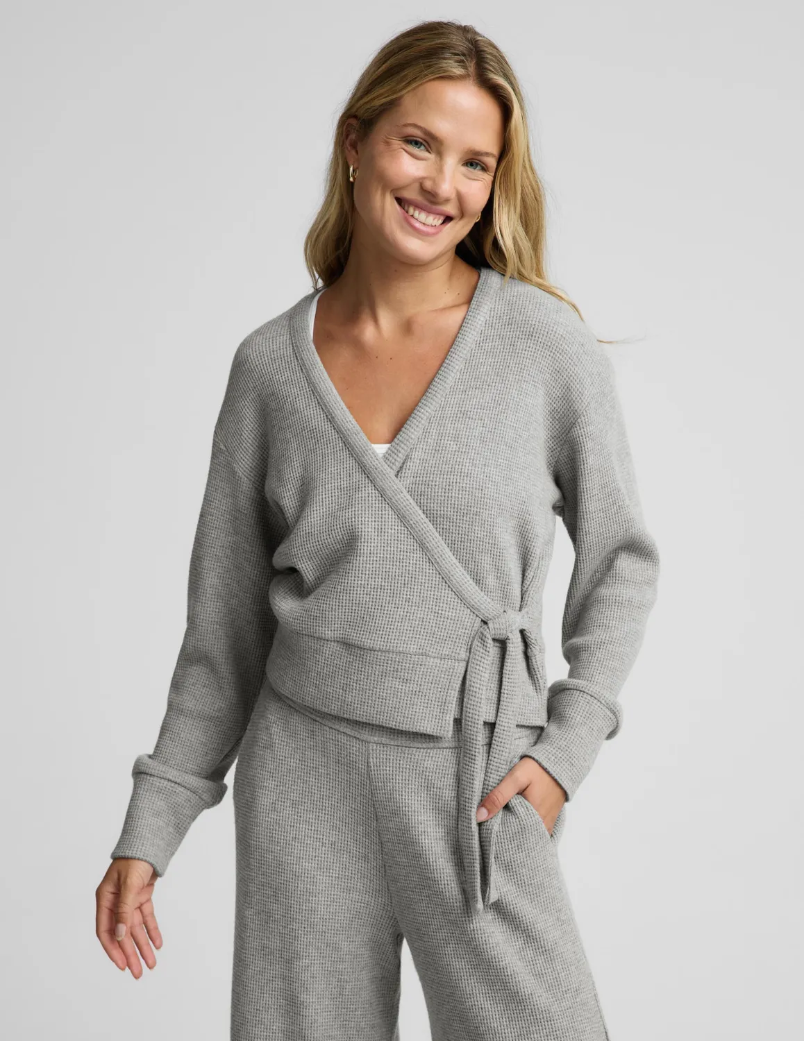 Beyond Yoga Rest Day Waffle omlottpullover grå våffelstickad