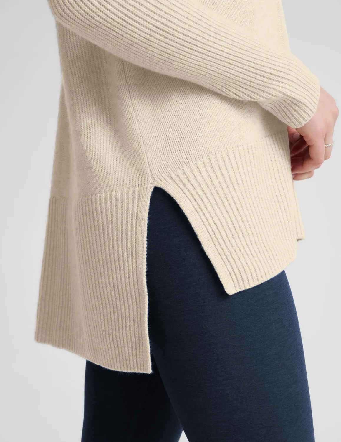 Beyond Yoga Wool-Cashmere V-Neck tröja Ivory lång