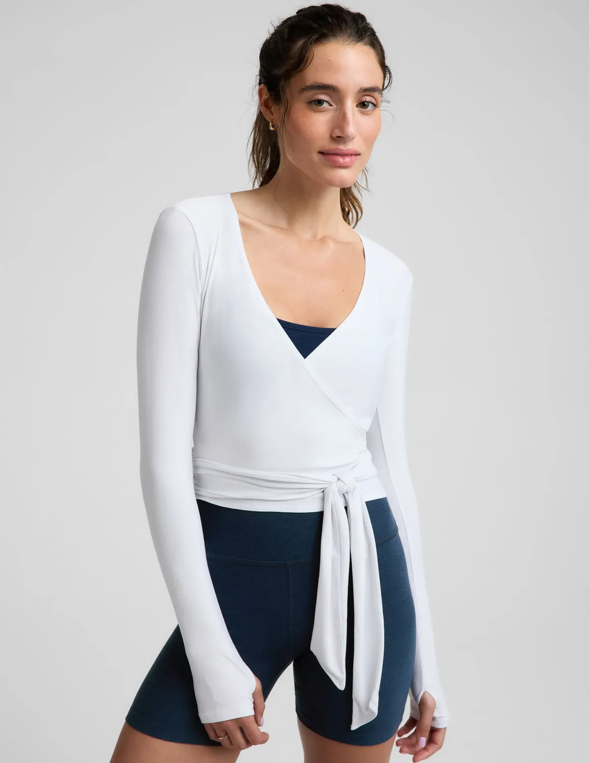 Beyond Yoga Featherweight No Time Wrap topp cloud white vit