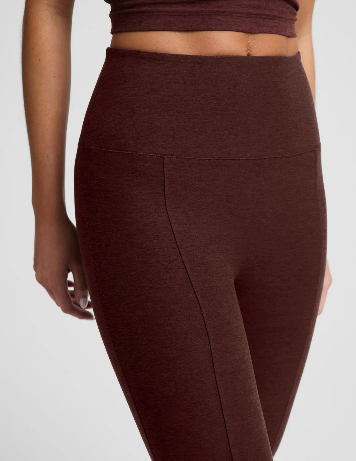 Beyond Yoga Spacedye Pintuck Kick Flare träningsbyxa Iced Mocha hög midja