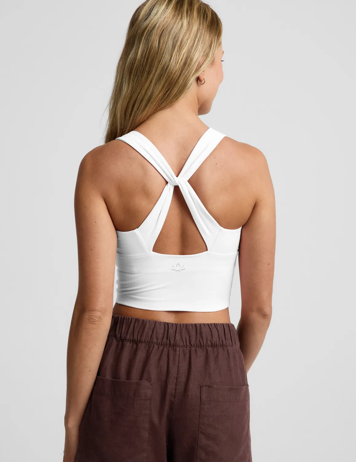 Beyond Yoga Spacedye Twist Through Cropped Tank träningstopp Cloud White inbyggd BH