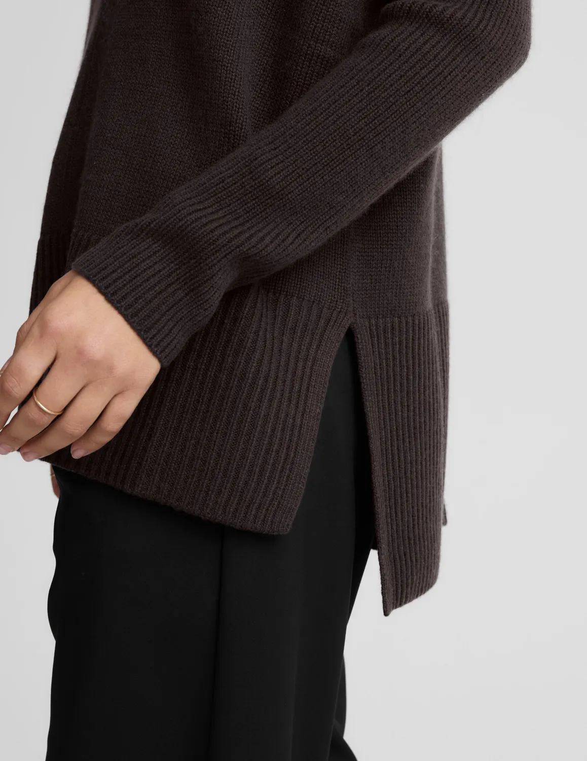 Beyond Yoga Wool-Cashmere V-Neck tröja Dark Chocolate