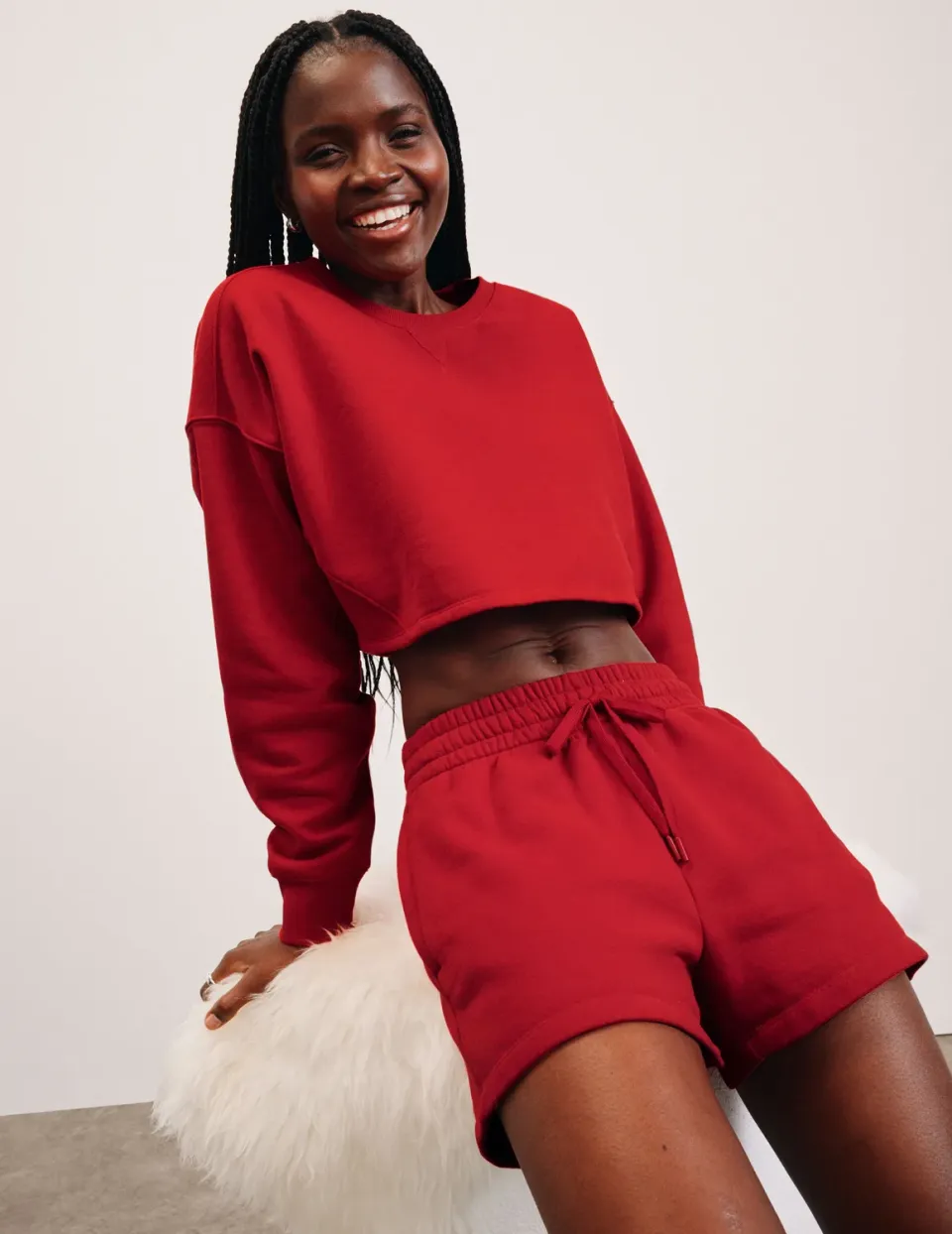Beyond Yoga LuxeFleece Sweat Short mjukisshorts Holly Red med fickor