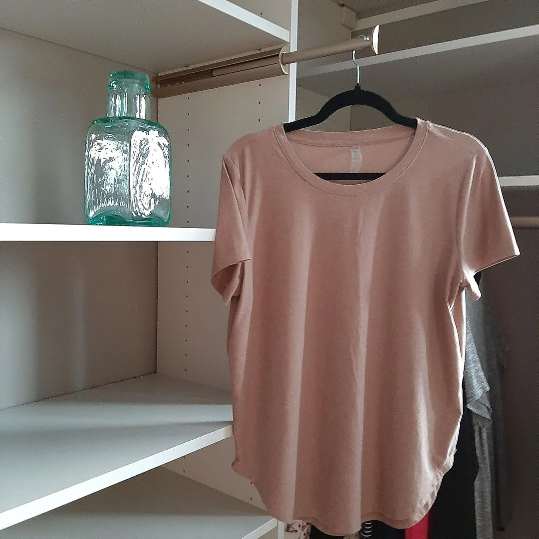 Beyond Yoga Featherweight On The Down Low Tee t-shirt Dusty Forest Heather grön
