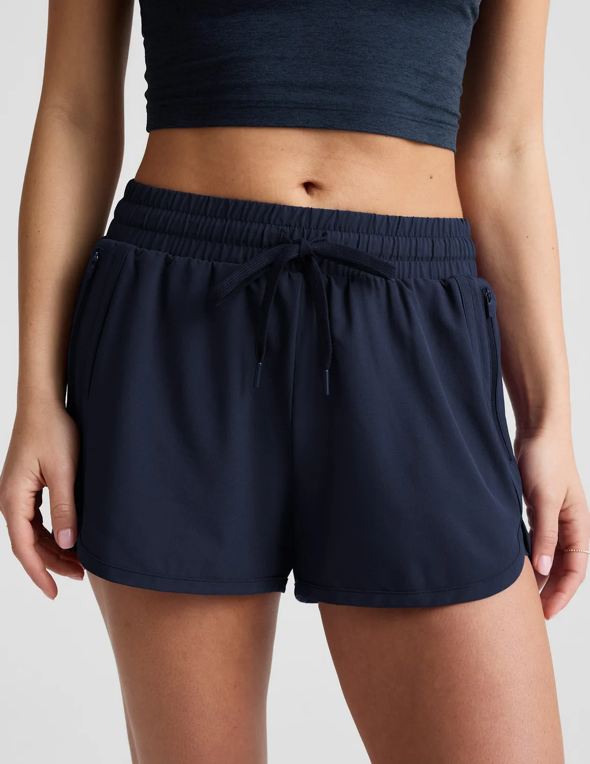 Beyond Yoga Stretch Woven The Course 2.5 shorts Nocturnal Navy lätta