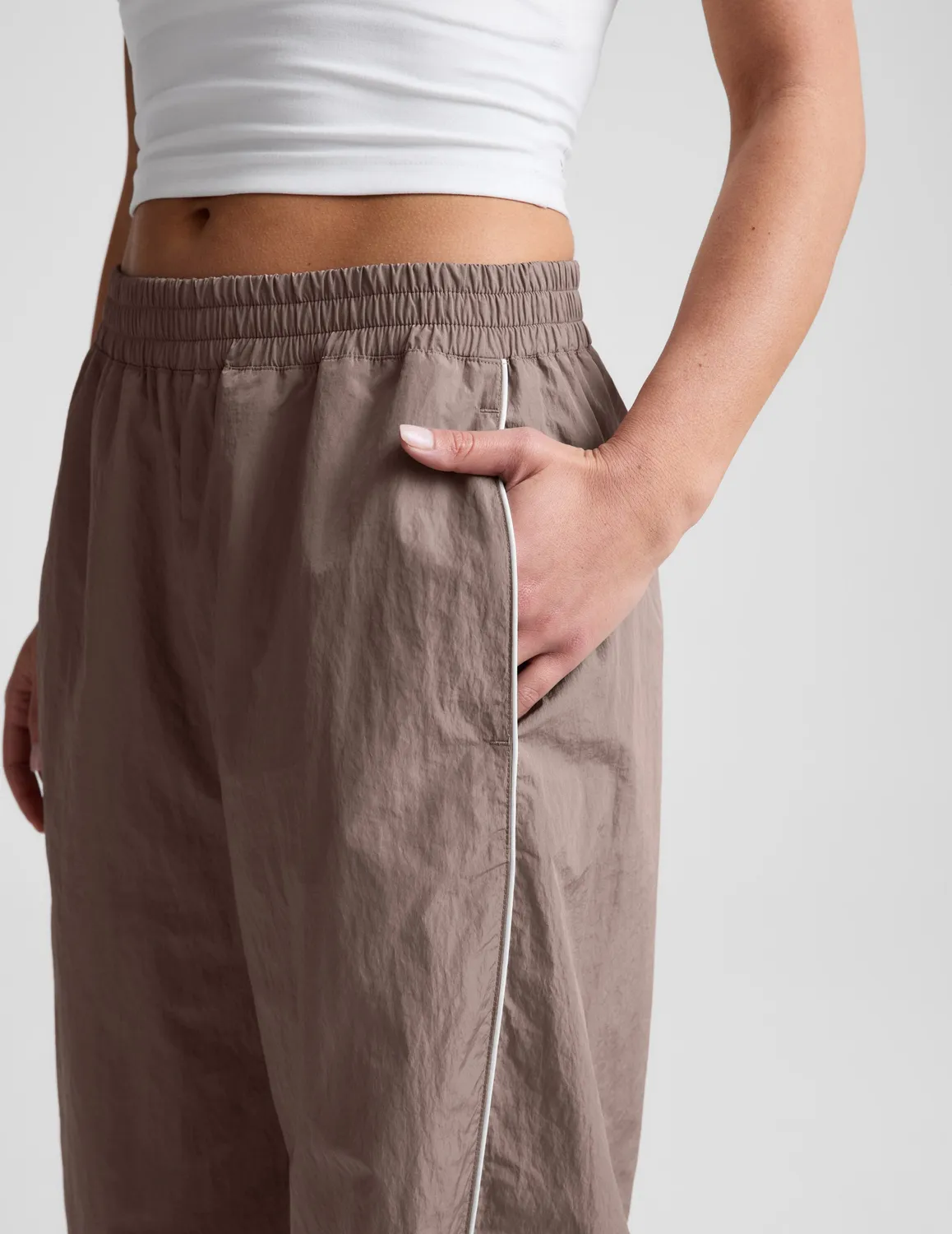 Beyond Yoga Limitless Mid-Rise Barrel Leg träningsbyxa beige