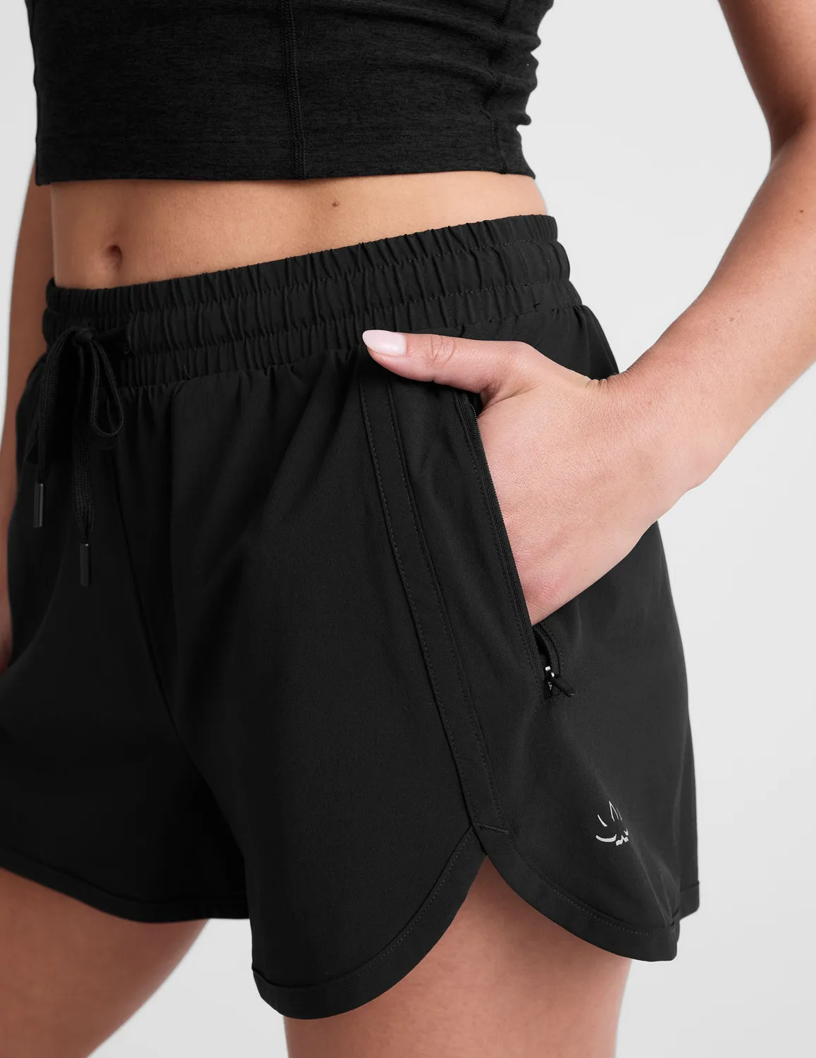 Beyond Yoga Stretch Woven The Course 2.5 shorts True Black fuktavvisande