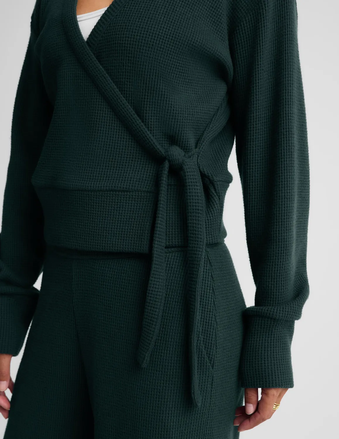 Beyond Yoga Rest Day Waffle omlottpullover grön våffelstickad