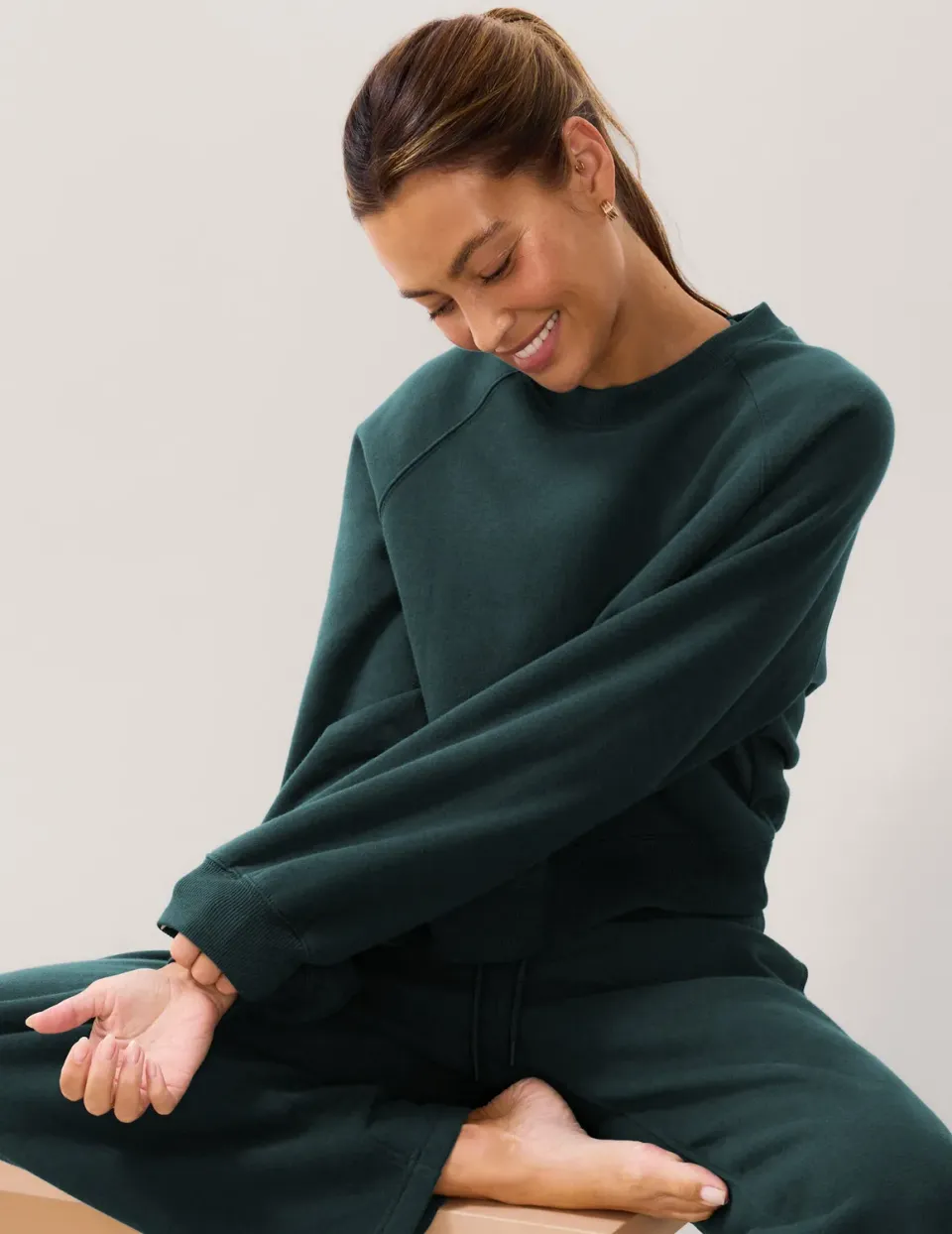 Beyond Yoga LuxeFleece 2.0 Raglan Crewneck tröja mörkgrön