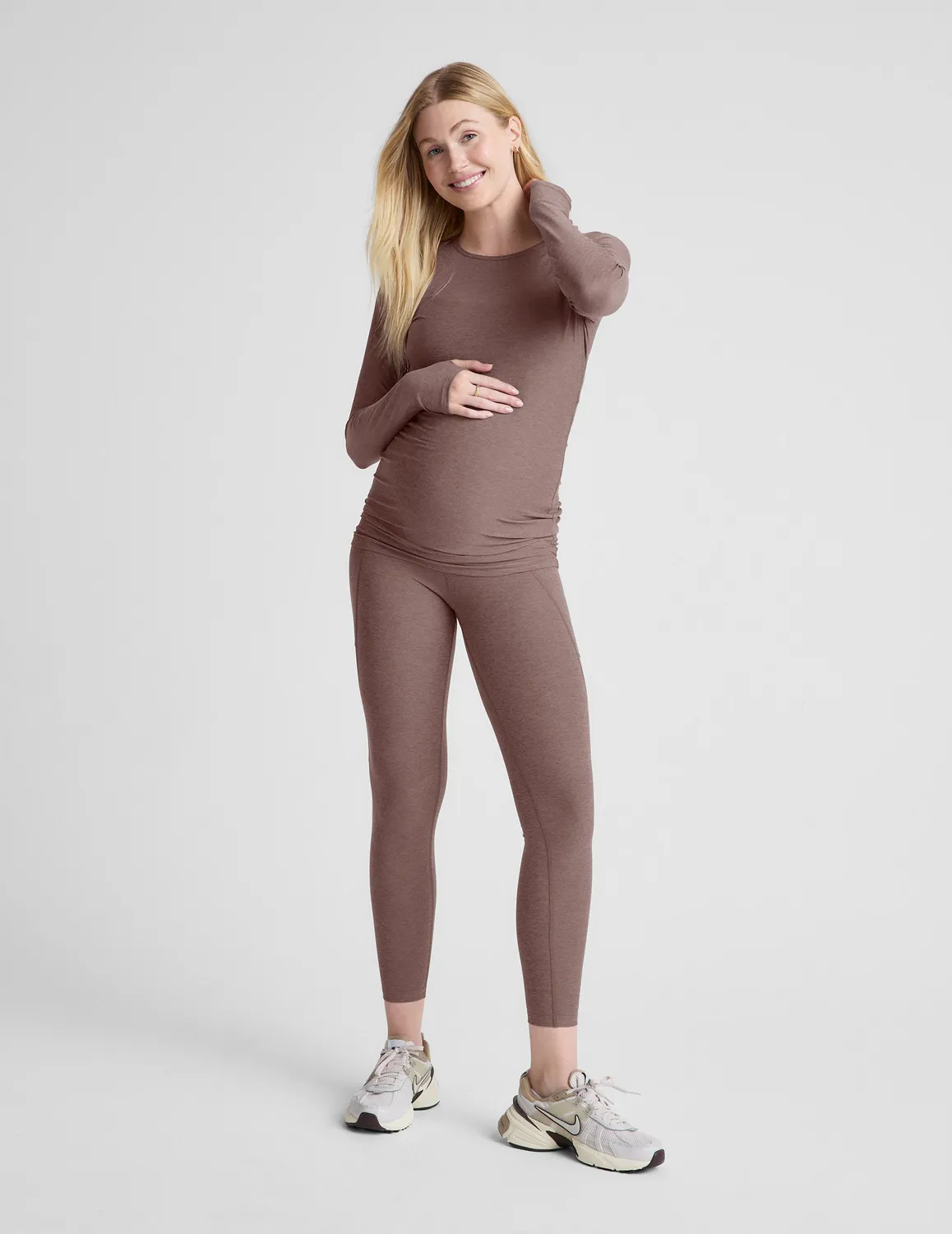Beyond Yoga Featherweight Count On Me Maternity Crew Pullover tröja Rosey Taupe Heather gravid