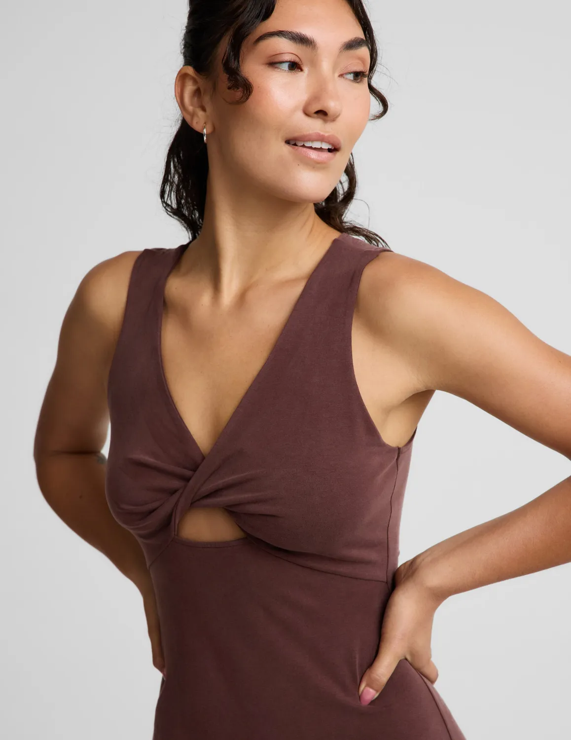 Beyond Yoga Twist Cutout Midi Dress klänning Iced Mocha slim fit