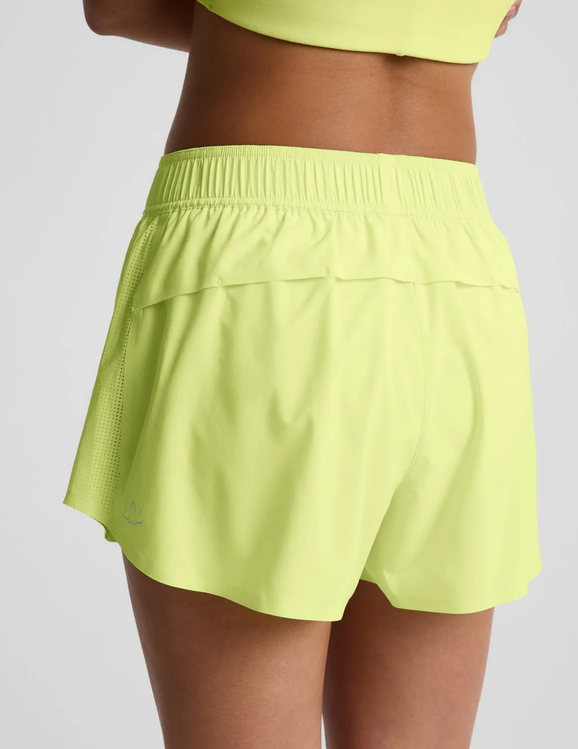 Beyond Yoga Solemate 2.5" löparshorts Electric Lime neon