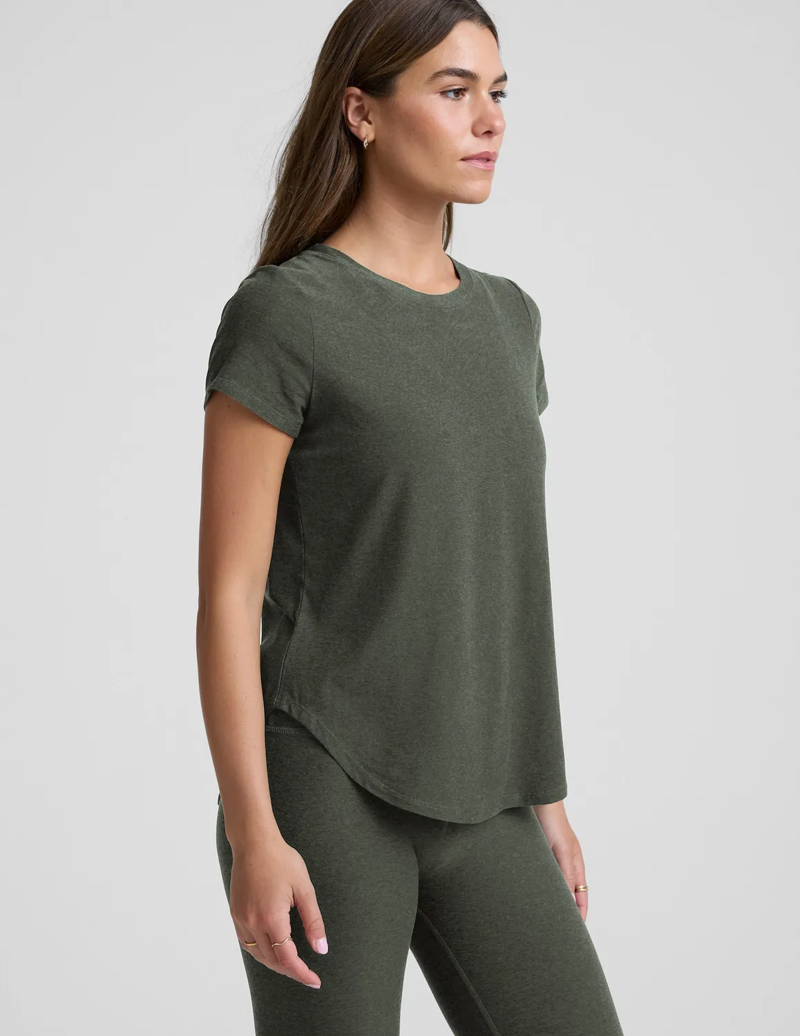 Beyond Yoga Featherweight On The Down Low Tee t-shirt Dusty Forest Heather grön