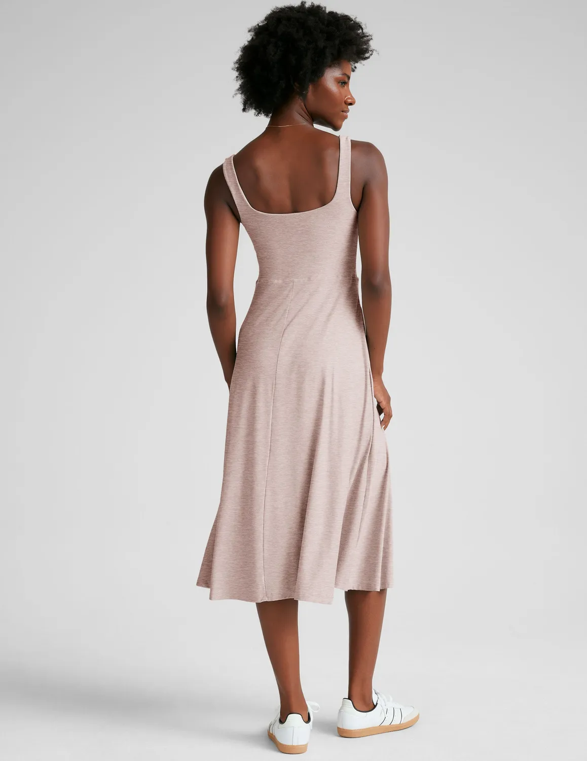 Beyond Yoga Featherweight At The Ready Square Neck klänning Chai fickor