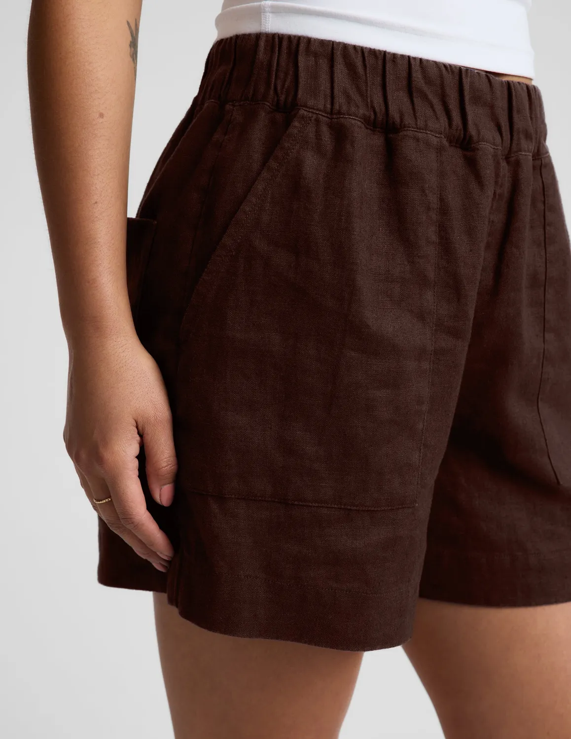 Beyond Yoga SoftWash Linen Easy Short shorts Iced Mocha neutral