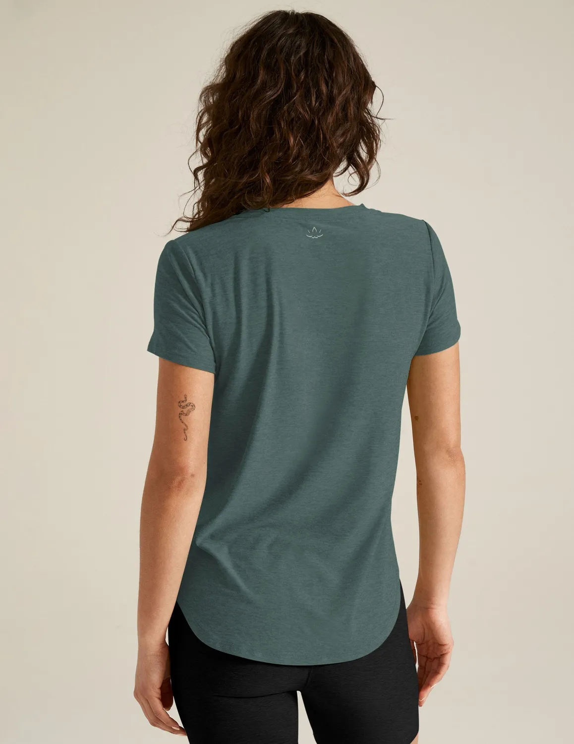 Beyond Yoga Featherweight On The Down Low Tee t-shirt Storm Heather lös