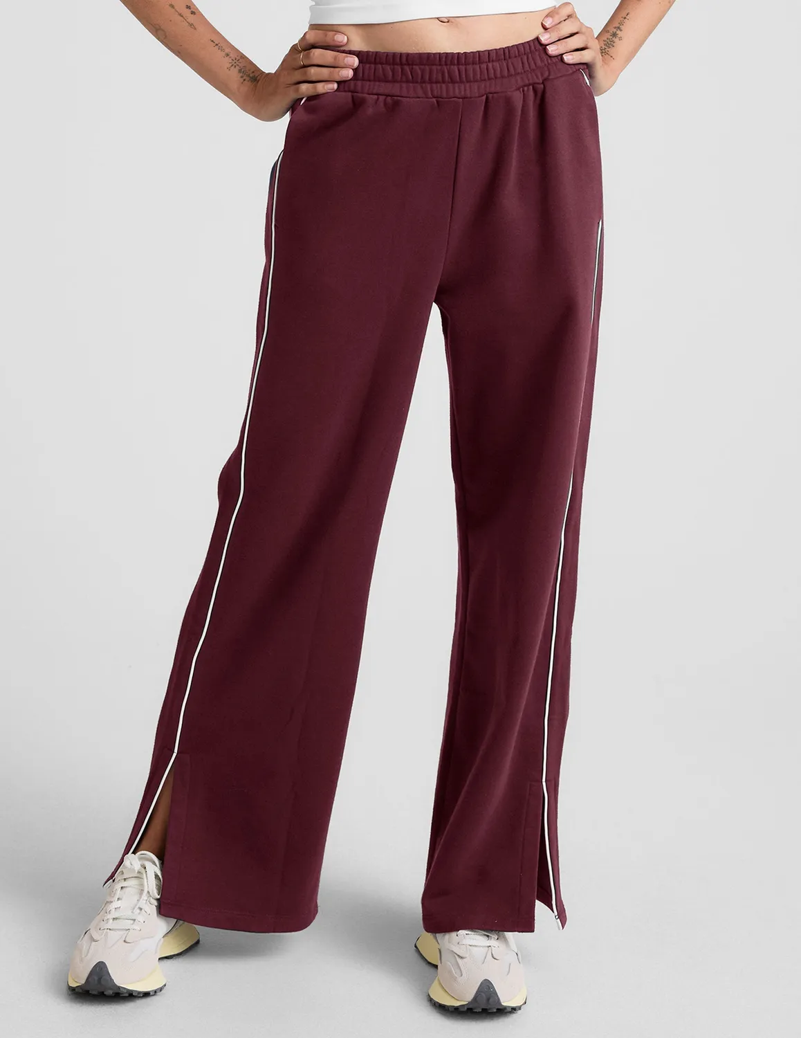 Beyond Yoga LuxeFleece Piper Wide Leg mjukisbyxor Cherry