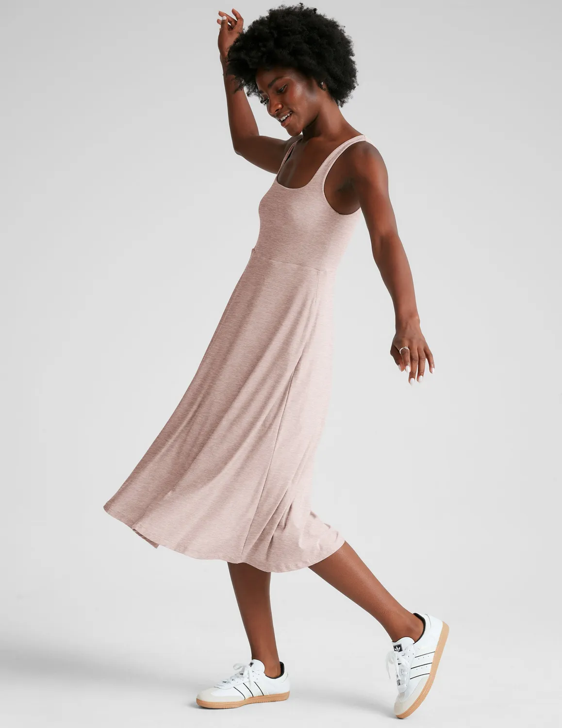 Beyond Yoga Featherweight At The Ready Square Neck klänning Chai fickor