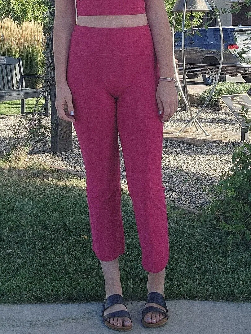 Beyond Yoga Spacedye Pintuck Kick Flare High Waisted Pant capribyxor berry red heather