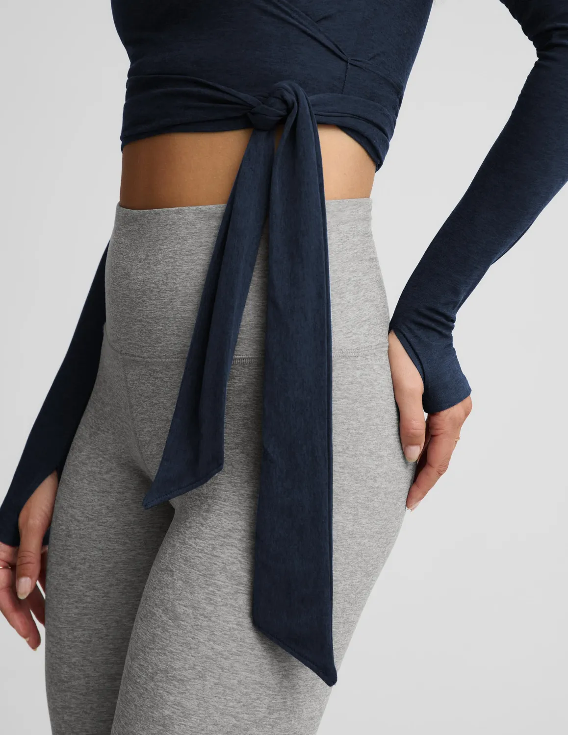 Beyond Yoga Featherweight No Time Wrap topp nocturnal navy blå