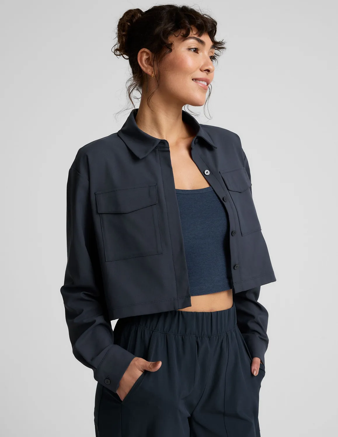 Beyond Yoga Midtown Cropped jacka nocturnal navy krage