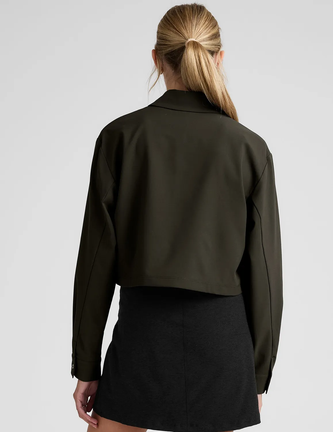 Beyond Yoga Midtown Cropped jacka olive ink vävd