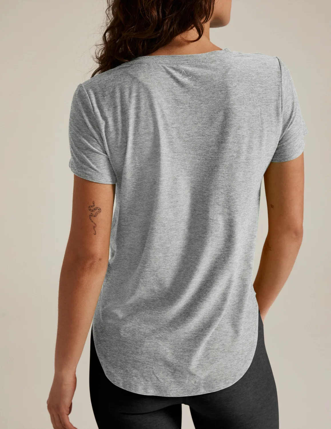 Beyond Yoga Featherweight On The Down Low t-shirt Silver Mist mjuk