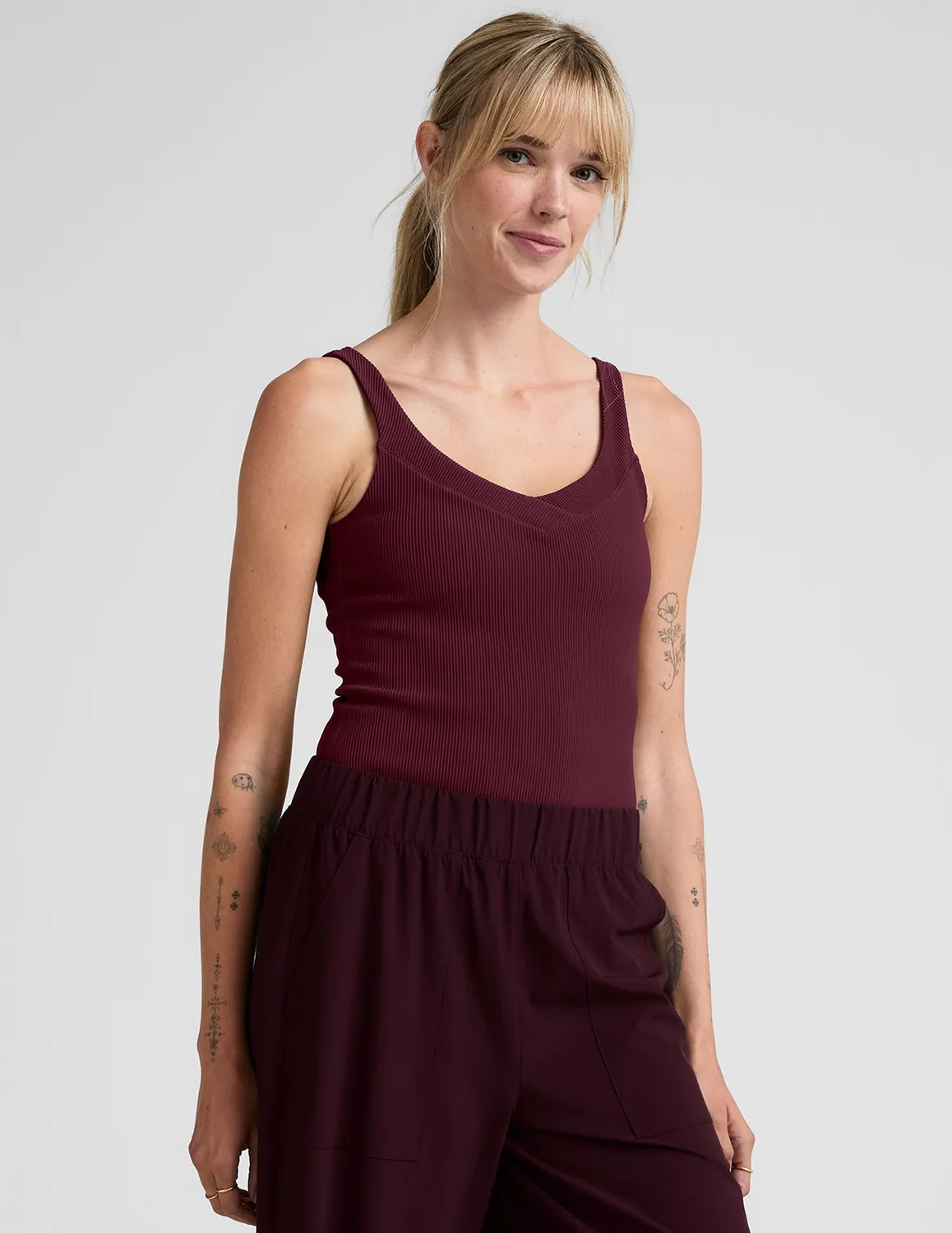 Beyond Yoga Impulse Ribbed Classic Tank träningstopp Dark Cherry ribbad