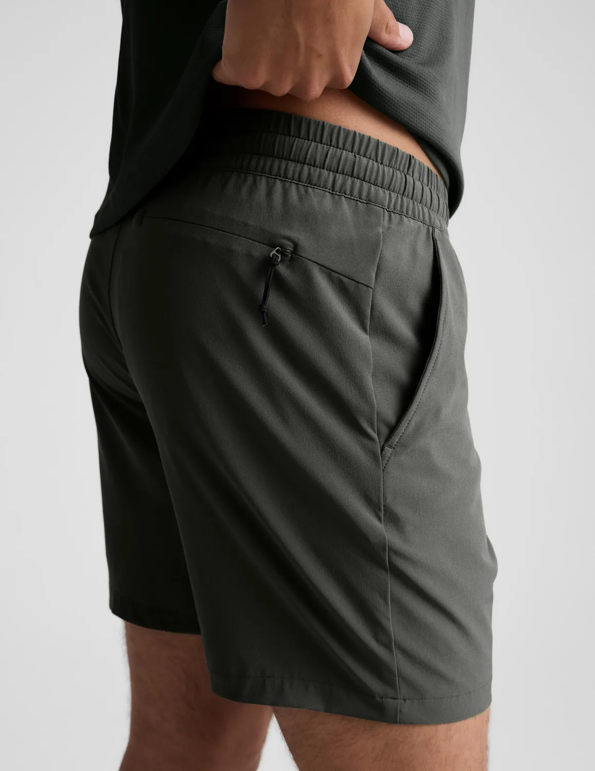 Beyond Yoga Pivotal 2.0 Men's Short 7" träningsshorts Slate Green ofodrad