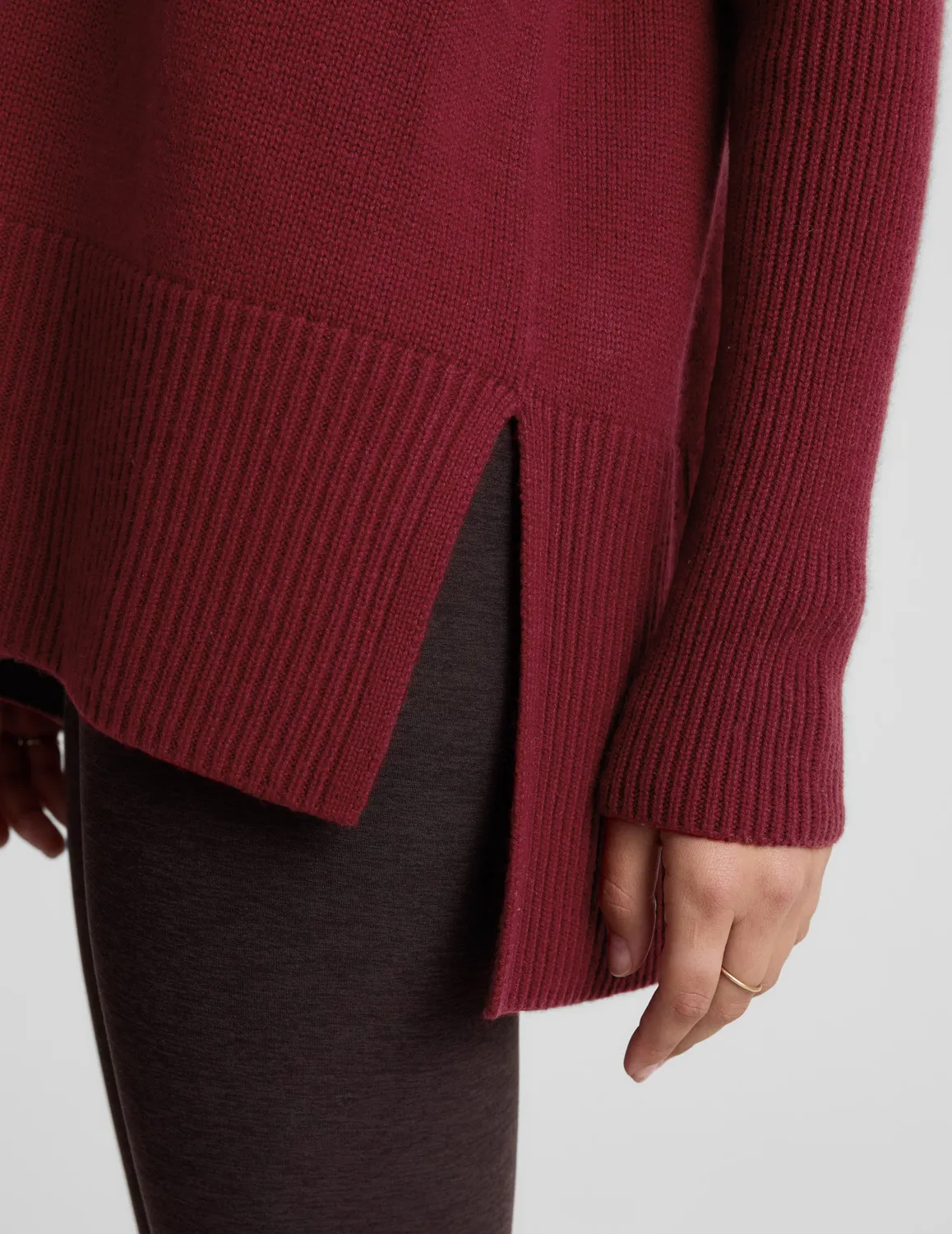 Beyond Yoga Wool-Cashmere V-Neck tröja Ruby Rush relaxed