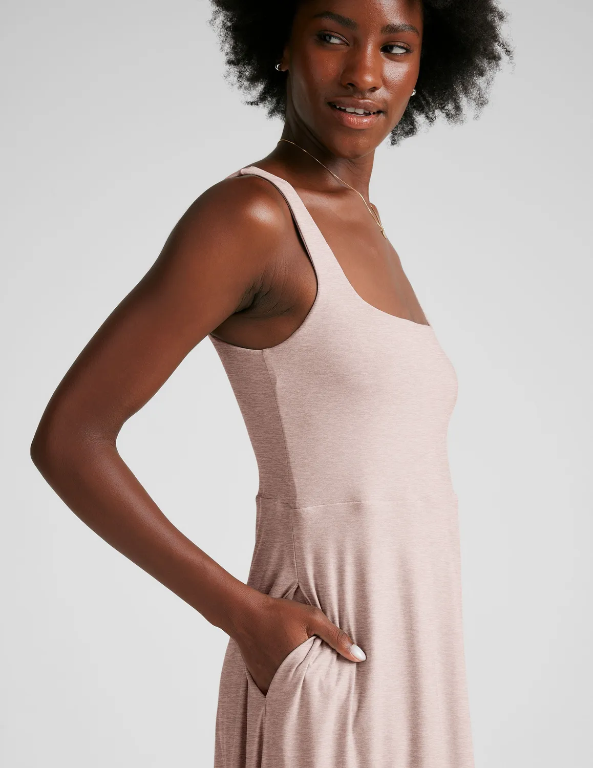 Beyond Yoga Featherweight At The Ready Square Neck klänning Chai fickor