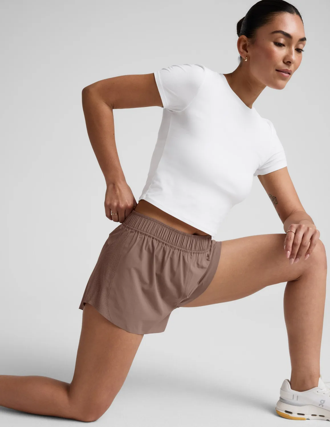 Beyond Yoga Solemate 2.5" shorts Rosey Taupe mjuka