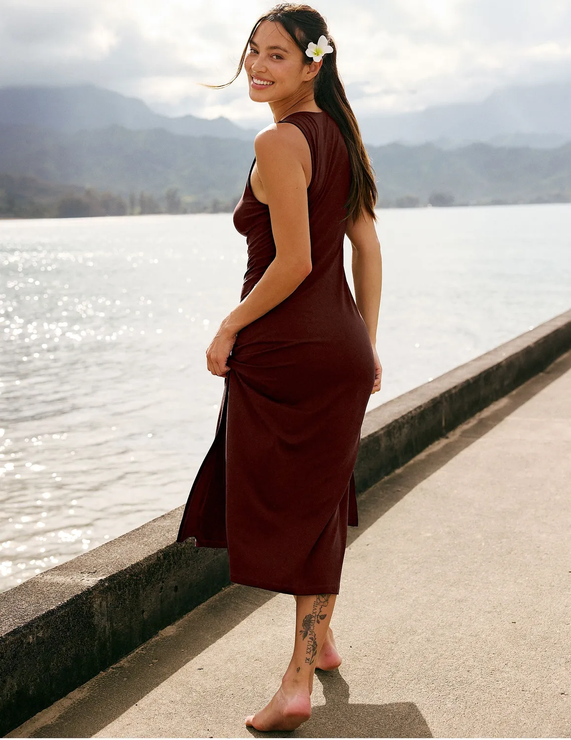 Beyond Yoga Twist Cutout Midi Dress klänning Iced Mocha slim fit