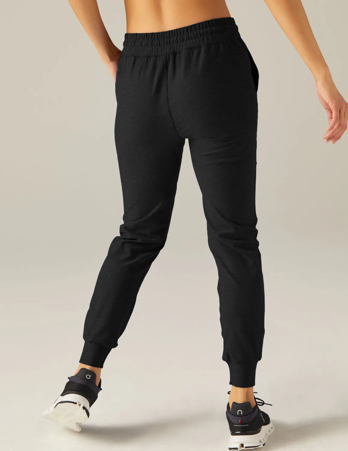 Beyond Yoga Spacedye Commuter Midi Jogger mjukisbyxa svart slim fit
