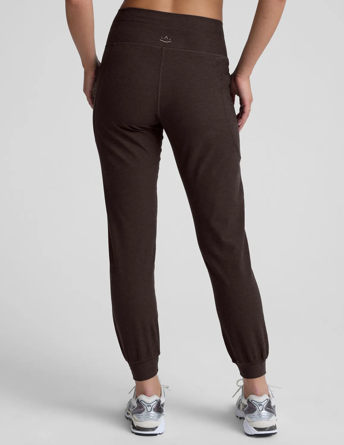 Beyond Yoga Spacedye Go Pocket Jogger mjukisbyxor mörkbrun med fickor