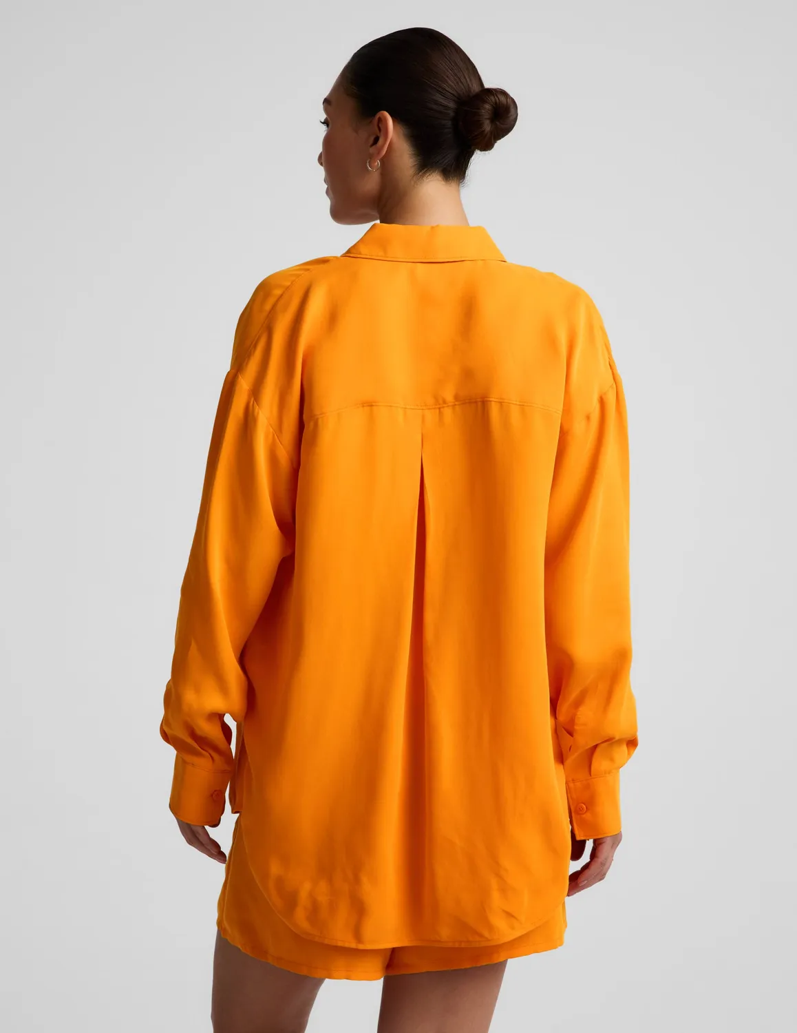 Beyond Yoga Sunkissed Cupro Button Down skjorta Bright Citrus sidenmjuk
