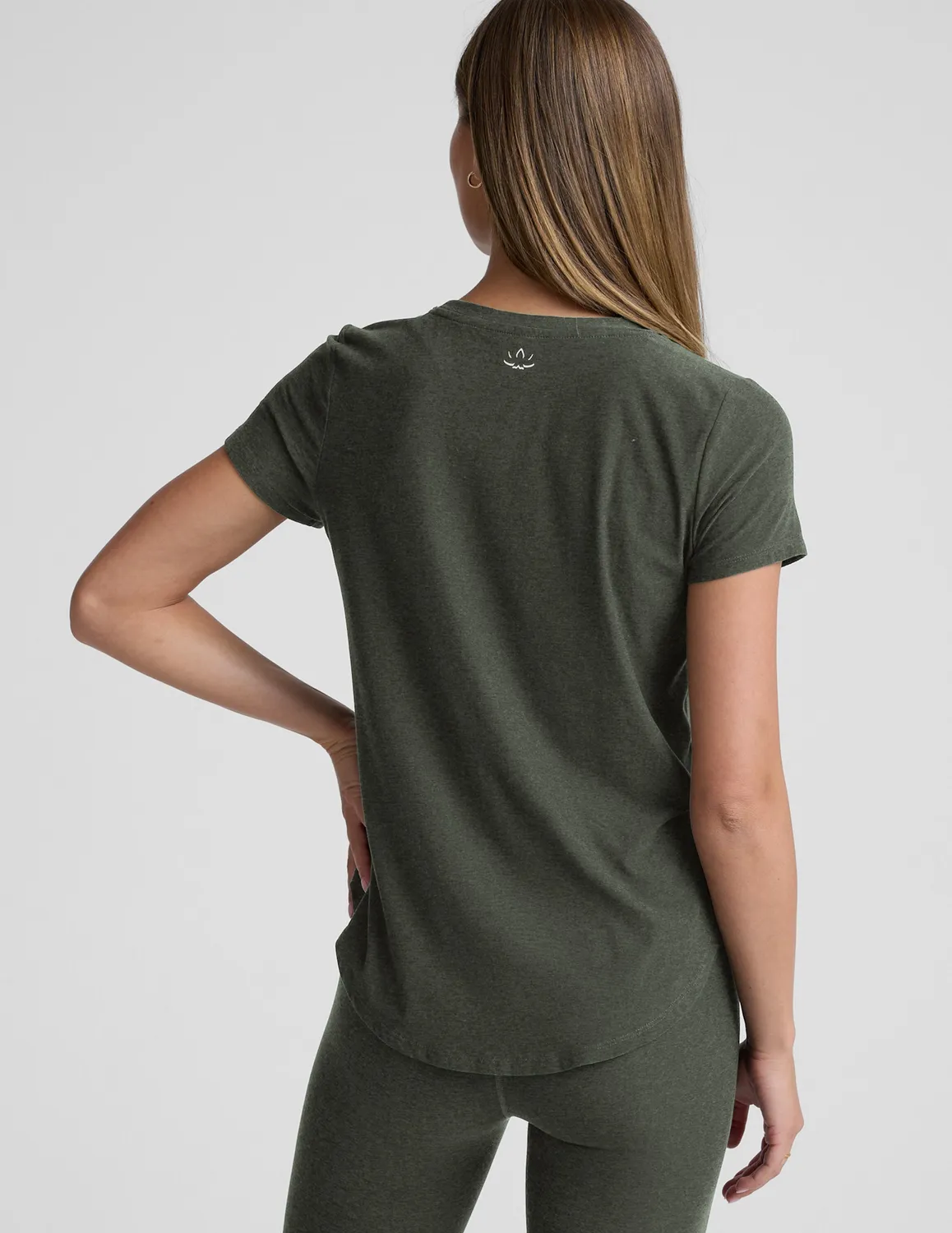 Beyond Yoga Featherweight On The Down Low Tee t-shirt Dusty Forest Heather grön