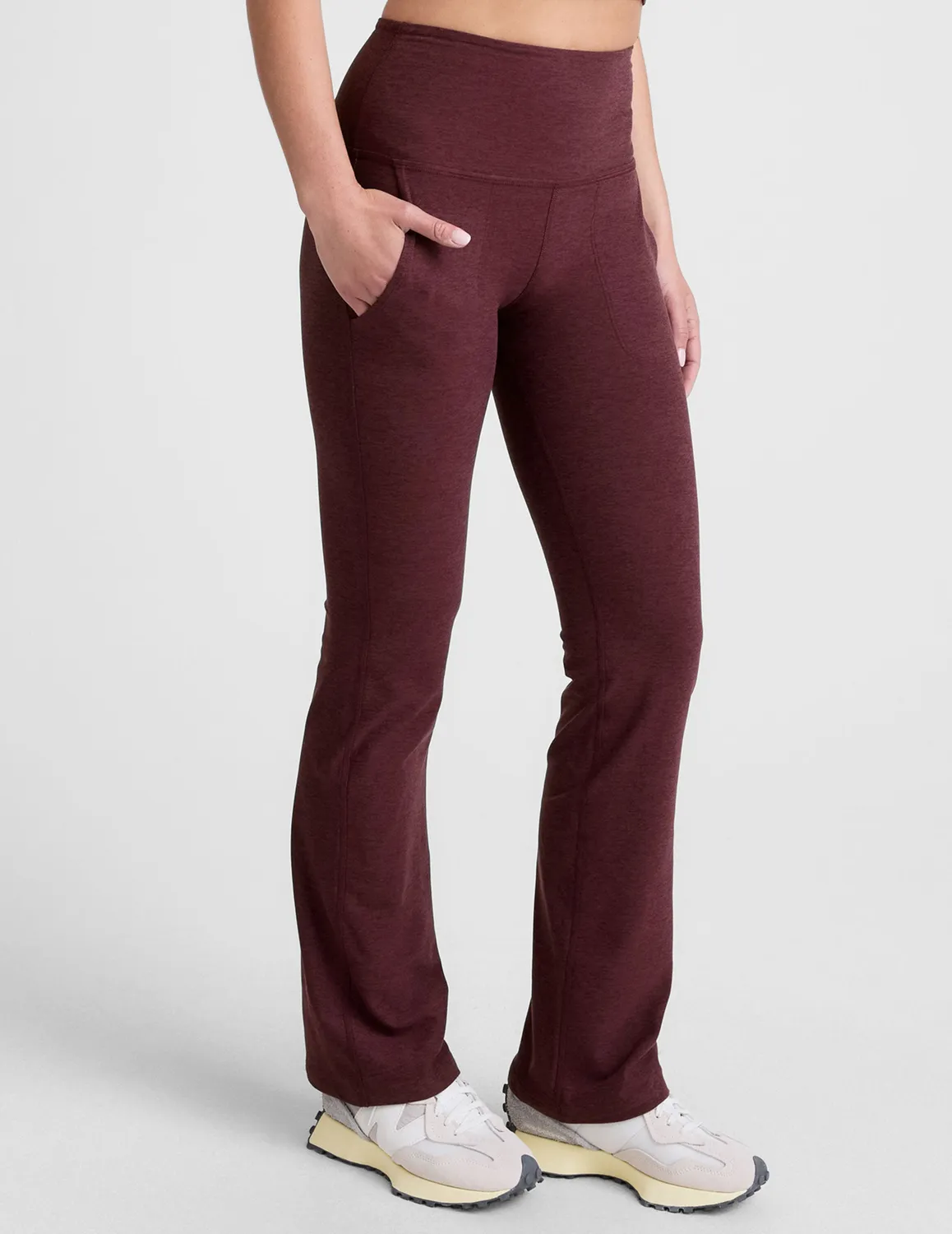 Beyond Yoga Spacedye High Waisted Practice Pocket Bootcut 31" vinröd